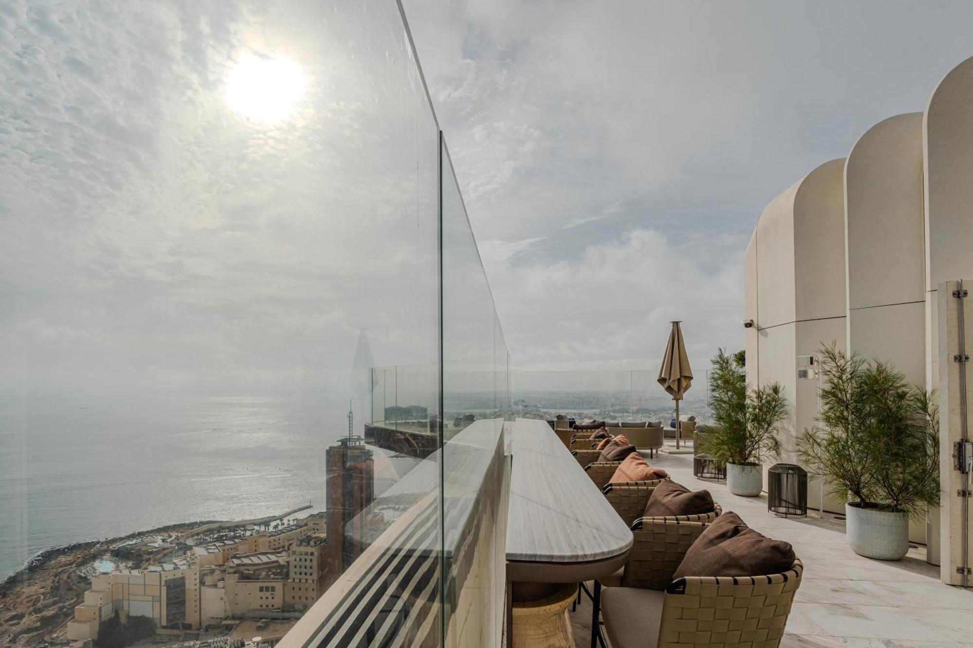 Prestigious With Common Roof Top Pool In Mercury Tower Apartment