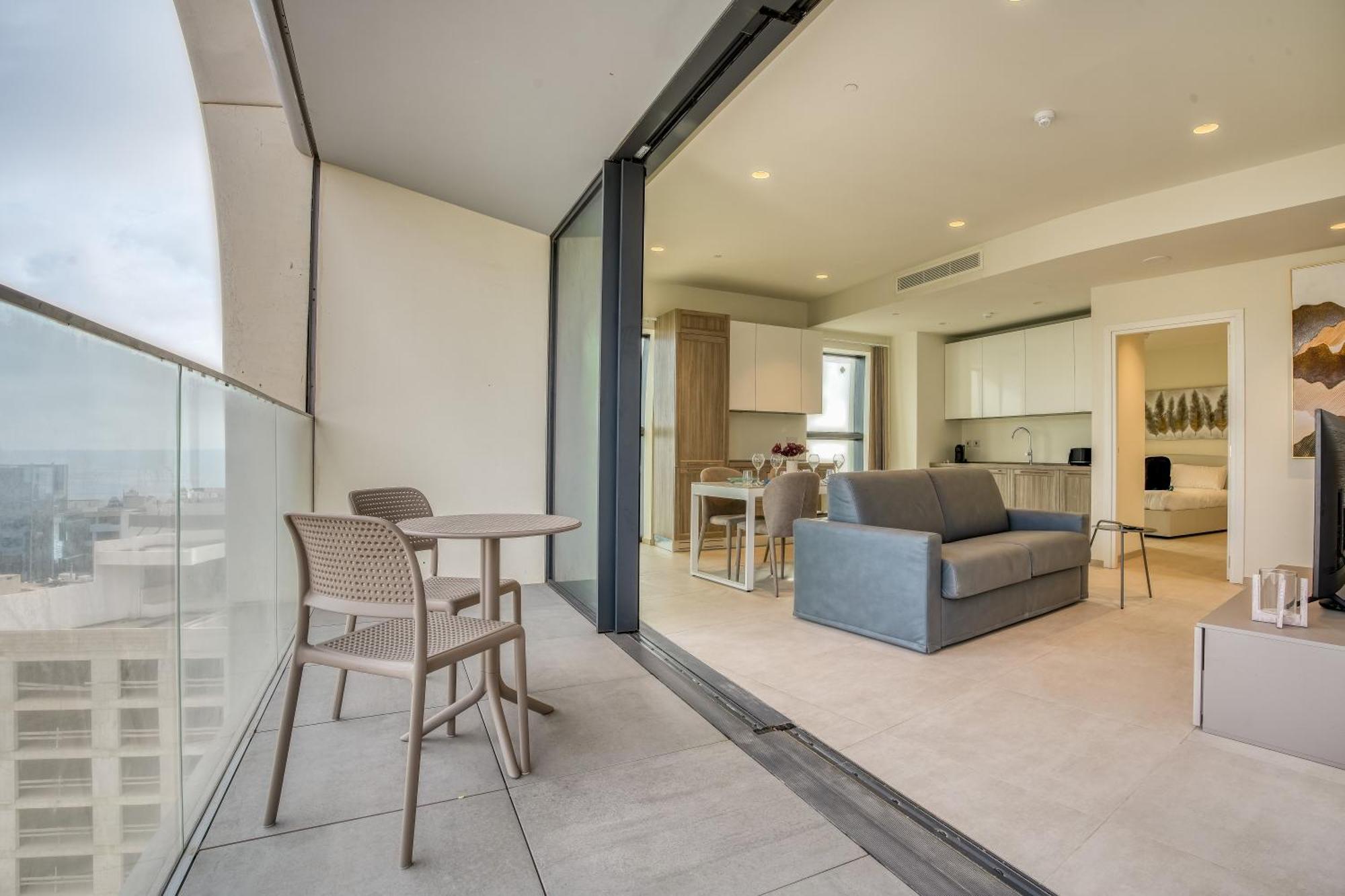 Prestigious With Common Roof Top Pool In Mercury Tower *