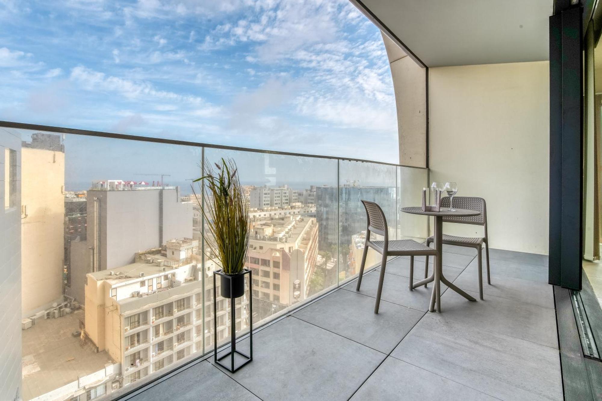 Apartment Prestigious With Common Roof Top Pool In Mercury Tower *