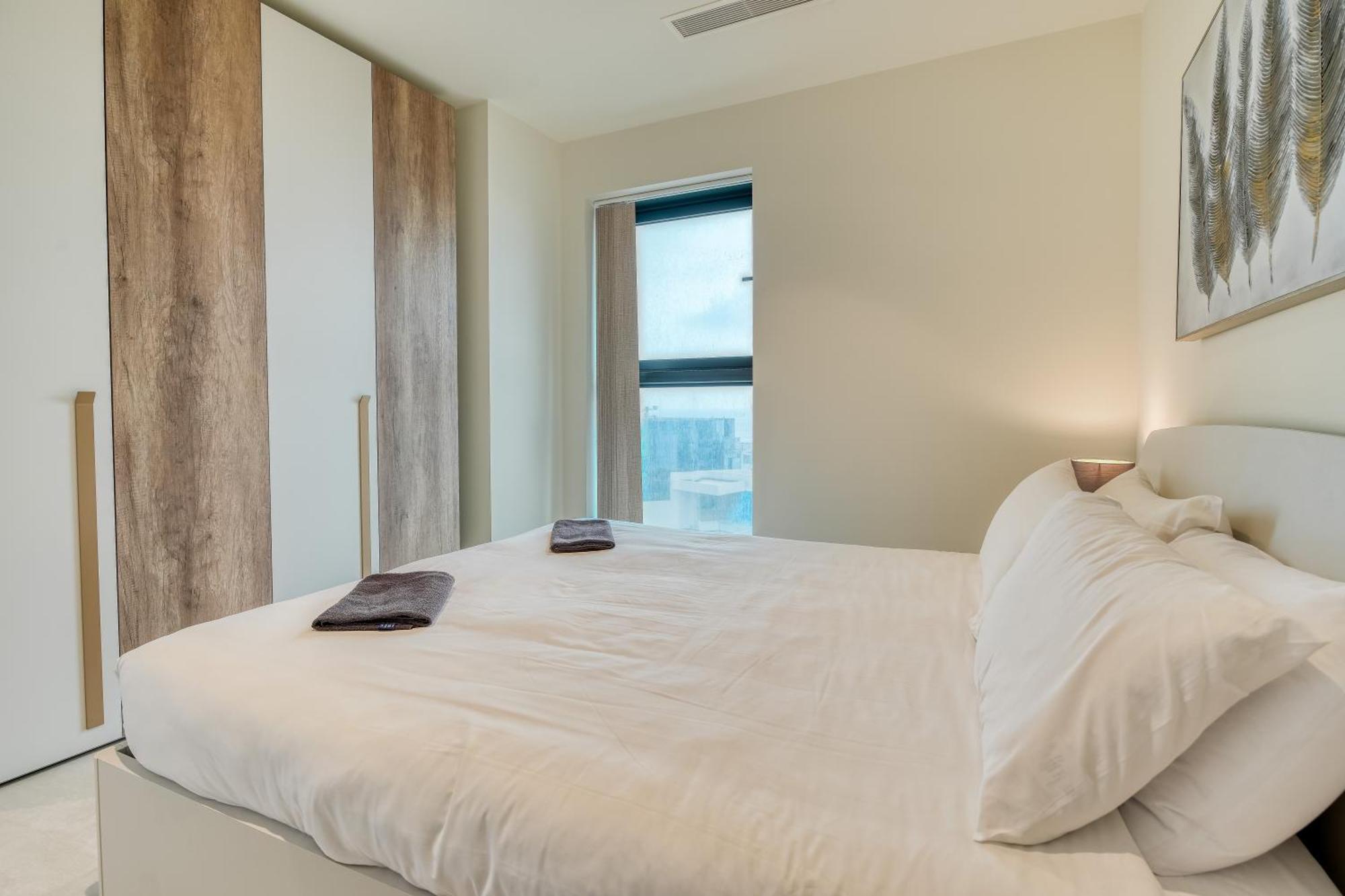 Prestigious With Common Roof Top Pool In Mercury Tower Apartment Saint Julian's