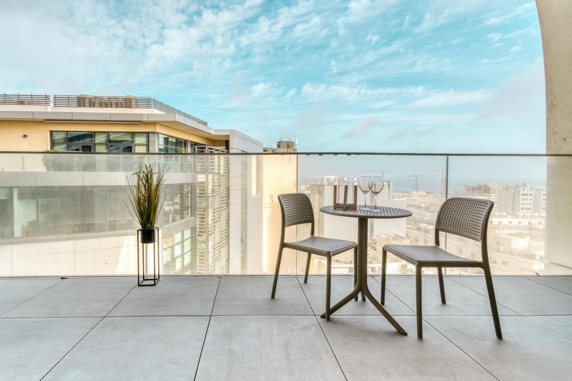 Apartment Prestigious With Common Roof Top Pool In Mercury Tower *