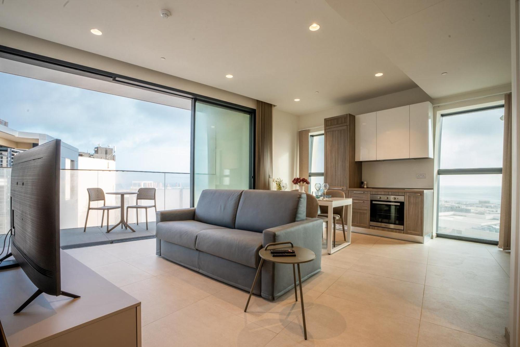 Prestigious With Common Roof Top Pool In Mercury Tower Apartment Saint Julian's