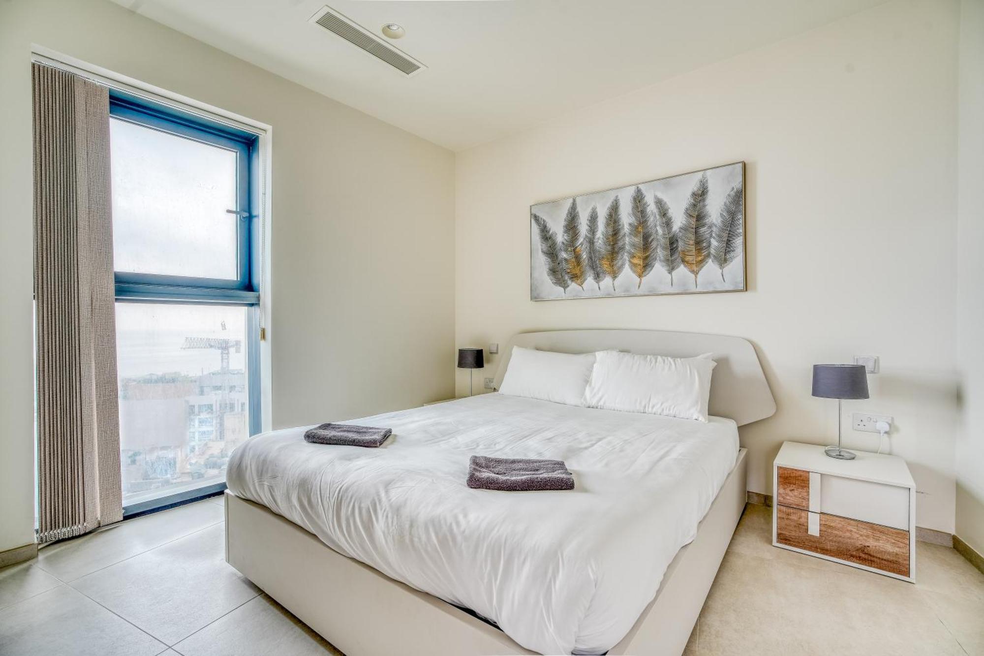 Apartment Prestigious With Common Roof Top Pool In Mercury Tower